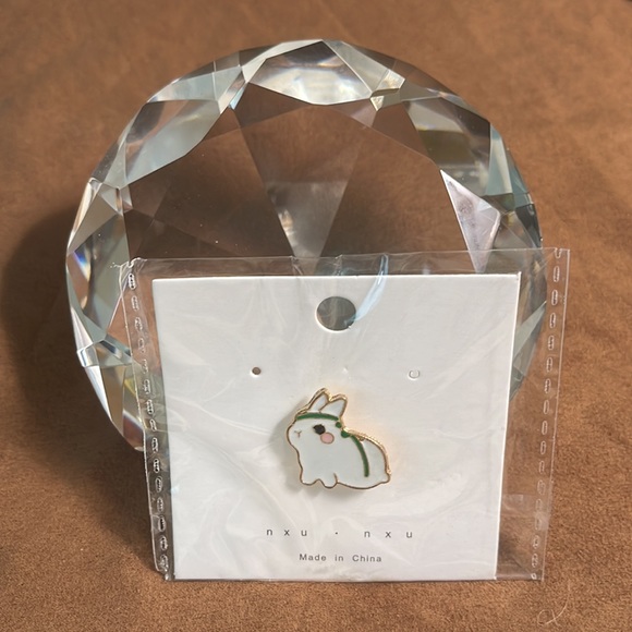 Rabbit/Hare enamel Pin - Picture 2 of 4